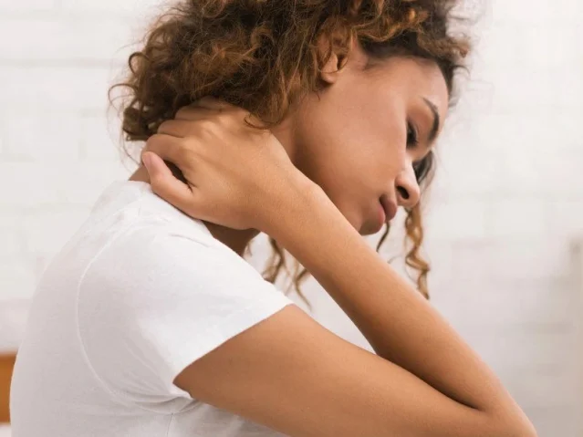 علت سوزش پشت کتف چپ؛ بررسی علل و درمان‌ها